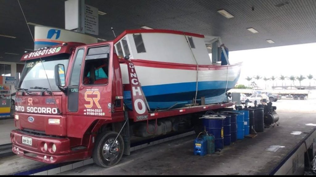 Guincho SR transportando barco em posto