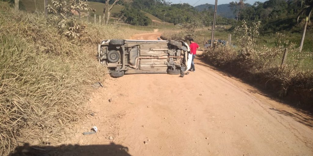 Atendimento de guincho em estrada da região