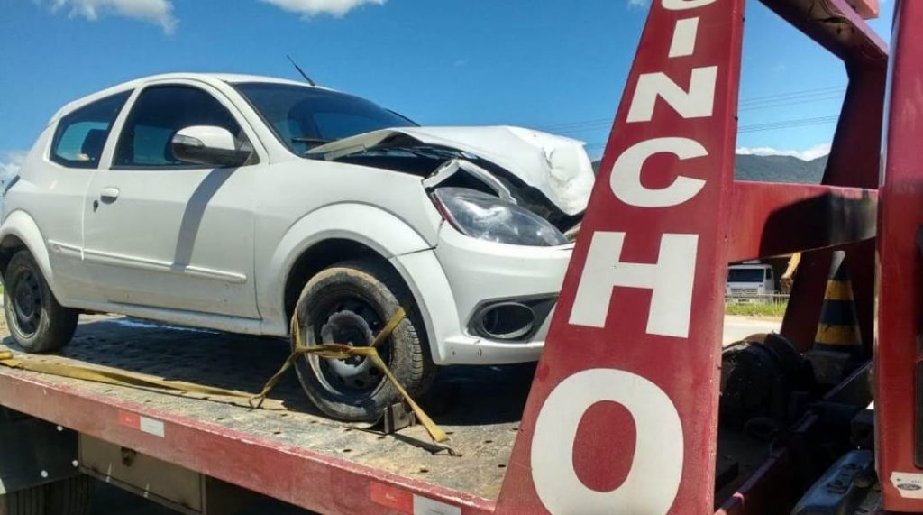 Atendimento de guincho para veículo após colisão